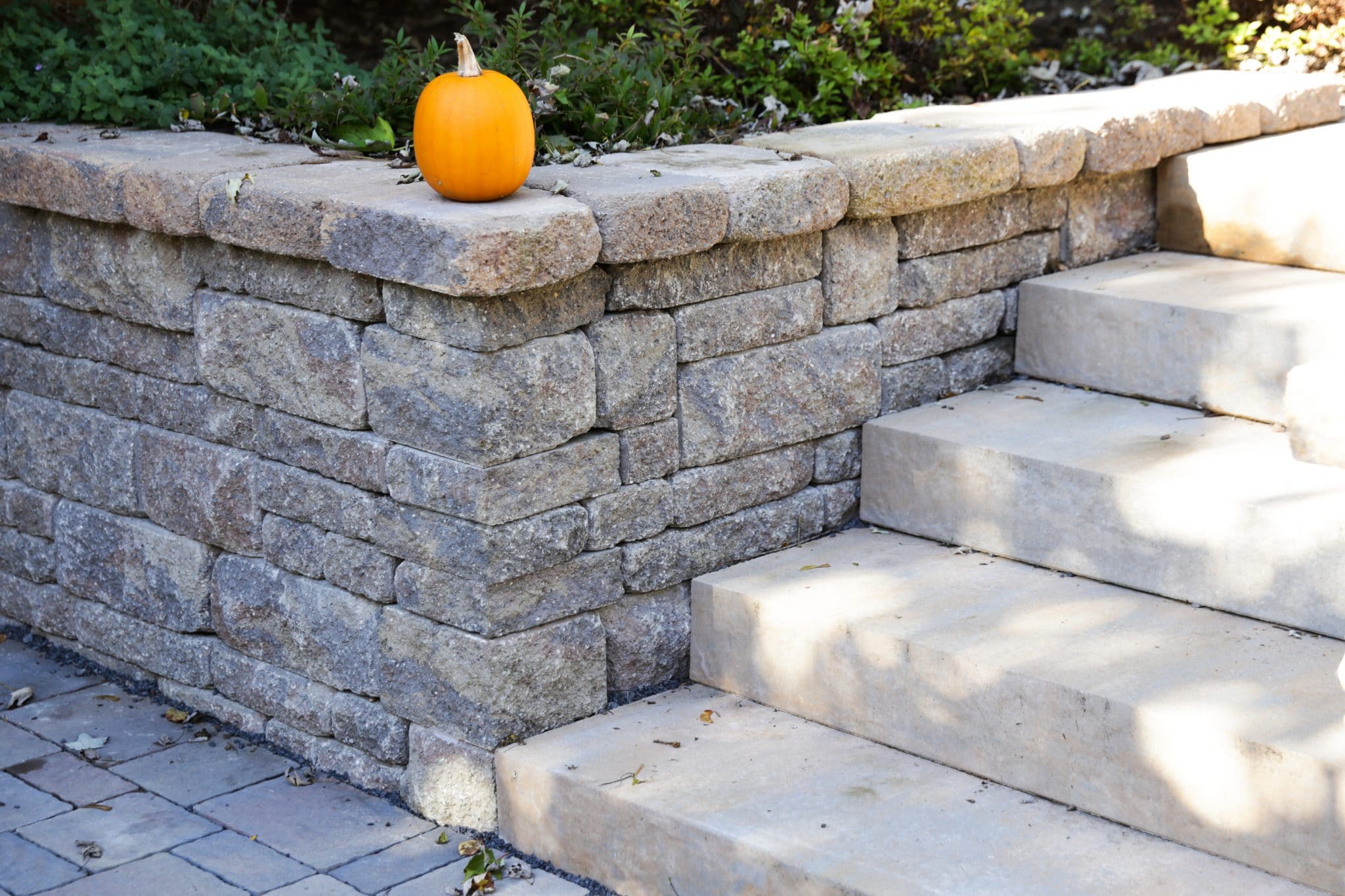 Detail showing a corner of a Belgard Brookshire retaining wall and Landings steps in New Paltz, NY - Masseo Landscape